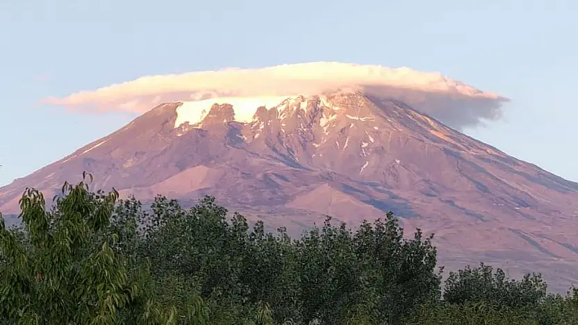 Ağrı Dağı'nın başını bulutlar sardı