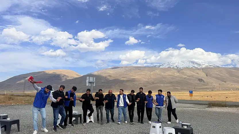 Ağrı Dağı'nın eteklerinde üniversiteli gençlerden çay ve halay buluşması