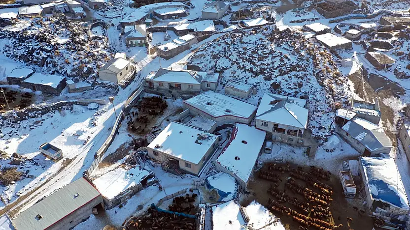 Ağrı Dağı'nın eteklerindeki köyler beyaza büründü