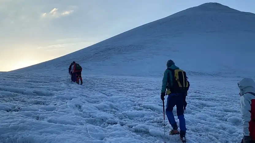 Ağrı Dağı'nın zirvesi bu dönem buz kesti