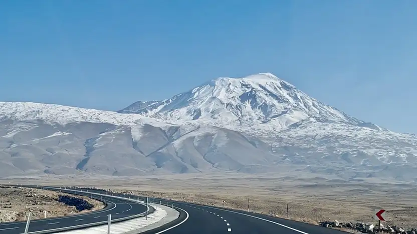 Ağrı Dağı'nın zirvesindeki kar örtüsü, göz alıcı bir manzara sunuyor