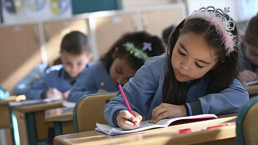 Ağrı'daki kız çocuklarına Sabancı Vakfı'ndan eğitim desteği