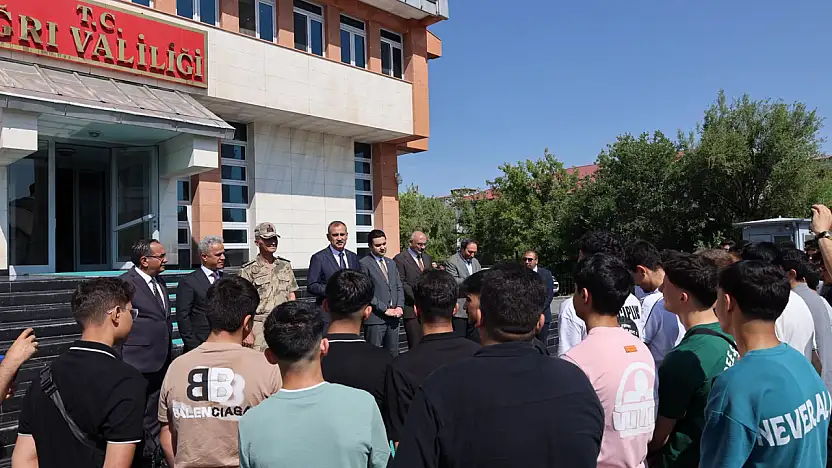 Ağrı'dan tarih ve kültür yolculuğuna ilk öğrenci kafilesi uğurlandı