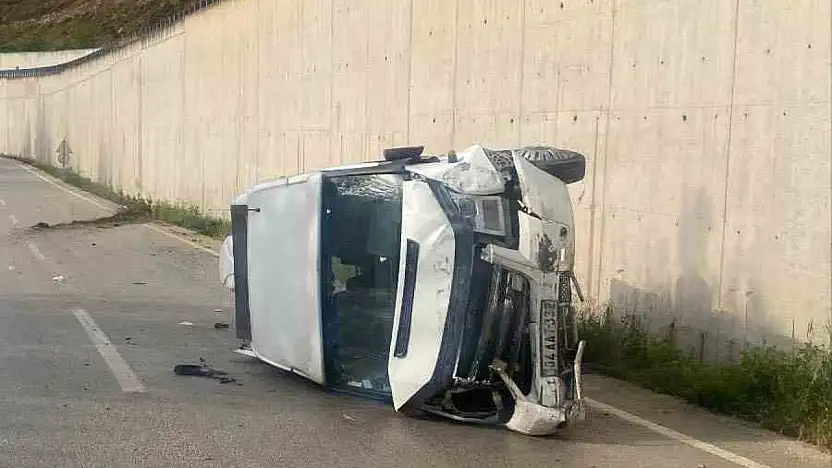 Ağrı'dan taziyeye giden minibüs Tokat'ta devrildi