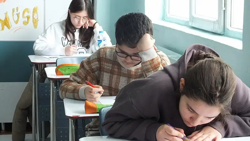 Ağrı Doğa Koleji'nde öğrenciler bursluluk sınavında ter döktü