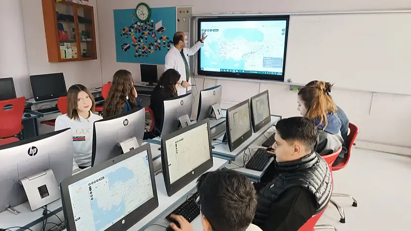 Ağrı Doğa Koleji'nde öğrenciler coğrafyayı dijital haritalarla öğrendi