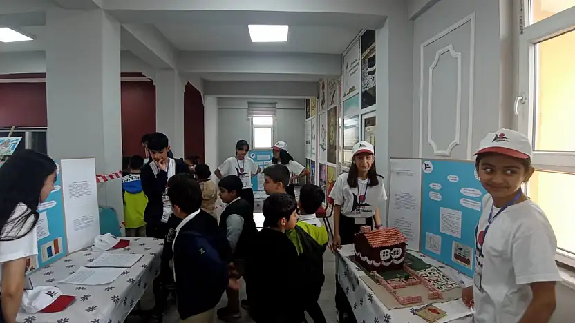 Ağrı Doğa Koleji'nin öğrencileri TÜBİTAK 4006 bilim fuarında projeleri inceledi