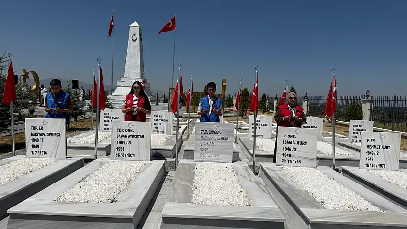 Ağrı Gençlik Merkezi'nden 15 Temmuz şehitlerine anlamlı ziyaret