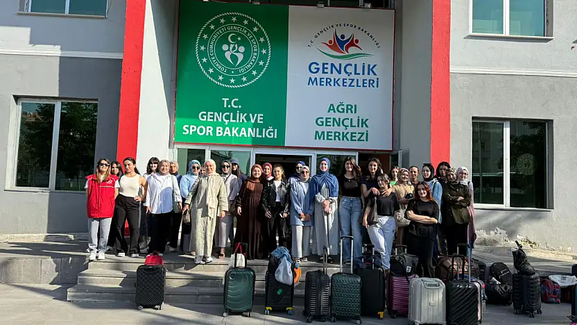 Ağrı Gençlik Merkezi'nden gençler Hakkari ve Afyon kamplarına uğurlandı