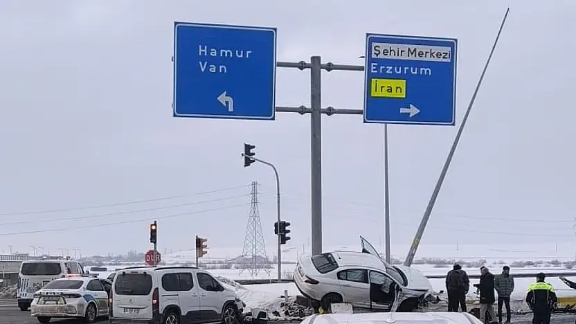 Ağrı havalimanı kavşağında kaza: 5 yaralı