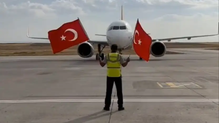 Ağrı Havalimanı'na inen uçaklara Türk bayraklı karşılama
