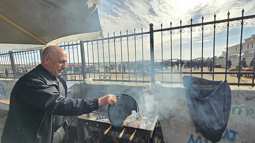 Ağrı hayvan pazarında cağ kebabı molası