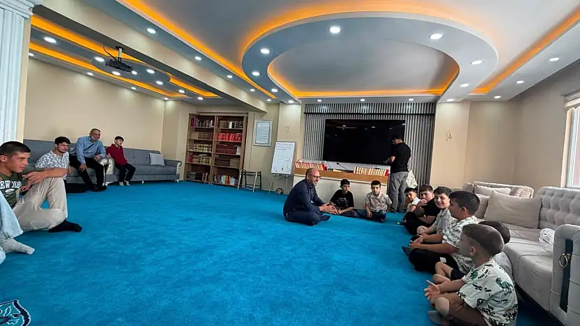 Ağrı İl Vaizi Dursun'dan Ahmed-i Hani Camii'ne anlamlı ziyaret