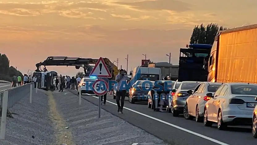 Ağrı-İran yolunda beton mikseri kazası: Trafik kilitlendi