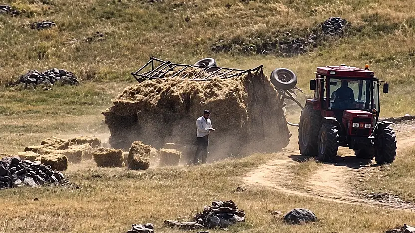 Ağrı-Kağızman yolunda balya yüklü römork devrildi! Facianın eşiğinden dönüldü