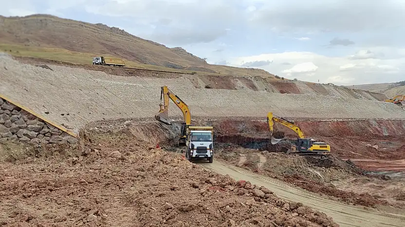 Ağrı-Kars karayolunda güvenli ulaşım için yoğun mesai