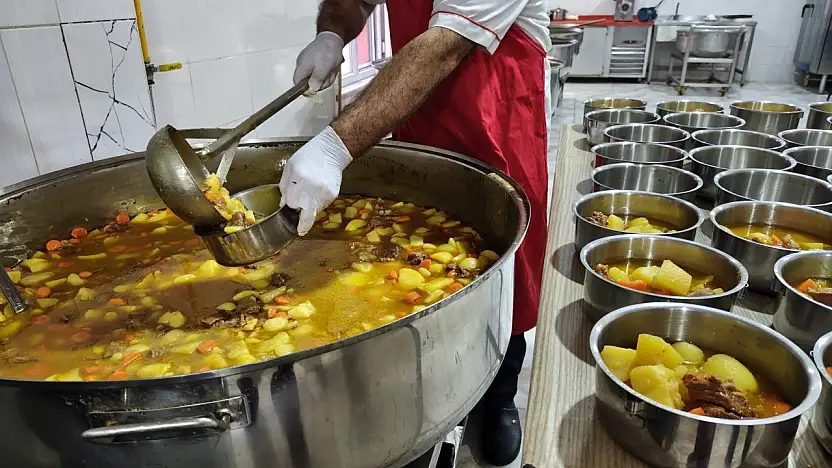 Ağrı Kızılay Aşevi ihtiyaç sahibi ailelerin sofralarına destek oluyor