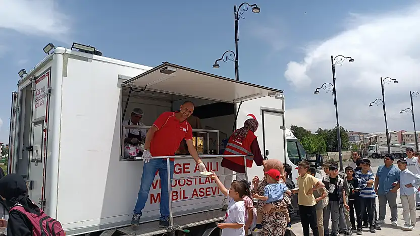 Ağrı Kızılay gönüllüleri bilim şenliğinde gençleri yalnız bırakmadı