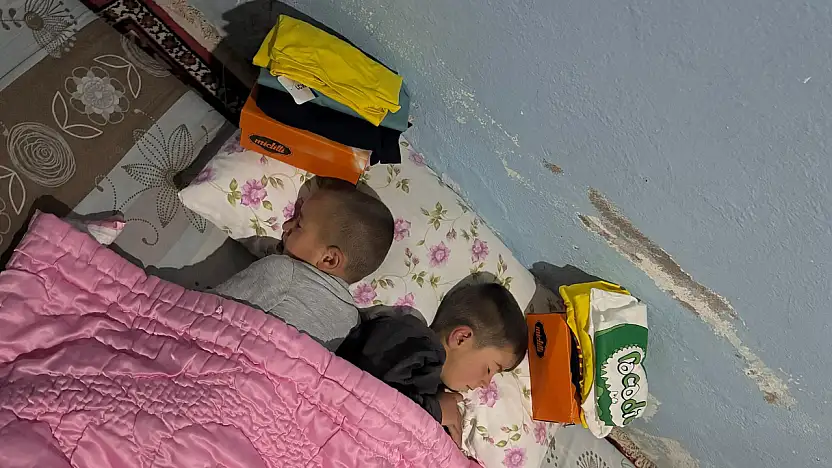Ağrı Kızılay gönüllüleri miniklerin başucuna bayramlık bıraktı