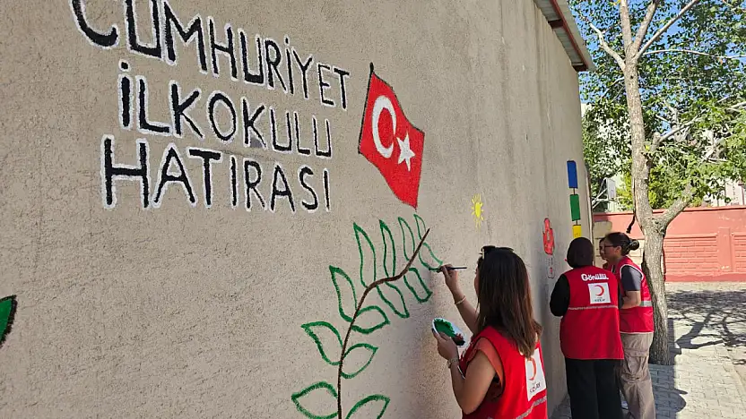 Ağrı Kızılay gönüllülerinden Cumhuriyet İlkokulu'na rengârenk dokunuş