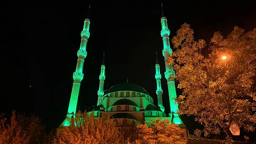 Ağrı Merkez Camii , geceyi aydınlatan yeşil ışıklarıyla dikkat çekiyor