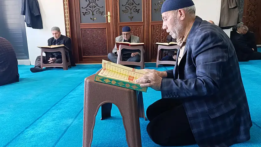 Ağrı Merkez Camii'nde yaşlılardan Kur'an tilaveti geleneği