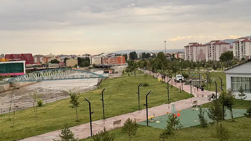 Ağrı Millet Bahçesi'nde yağmur sonrası sessizlik hakim oldu