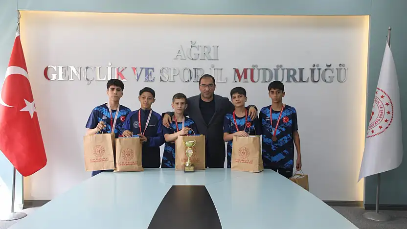 Ağrı'nın badmintoncuları Türkiye üçüncülüğüyle döndü