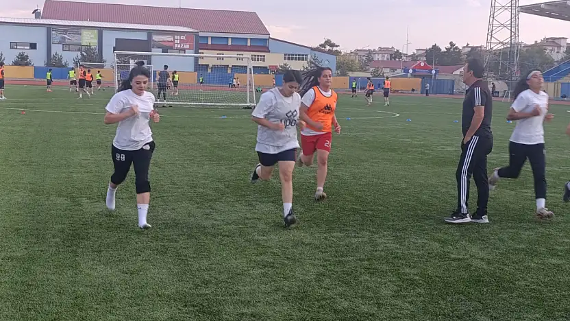 Ağrı'nın kadın futbolcuları 1. Lig için hazırlanıyor
