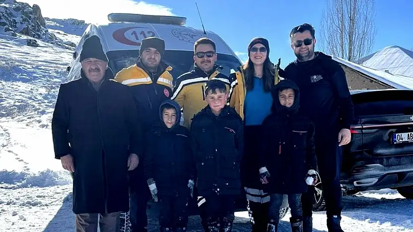 Ağrı'nın Patnos ilçesinde karla kapalı yollarda zamanla yarış