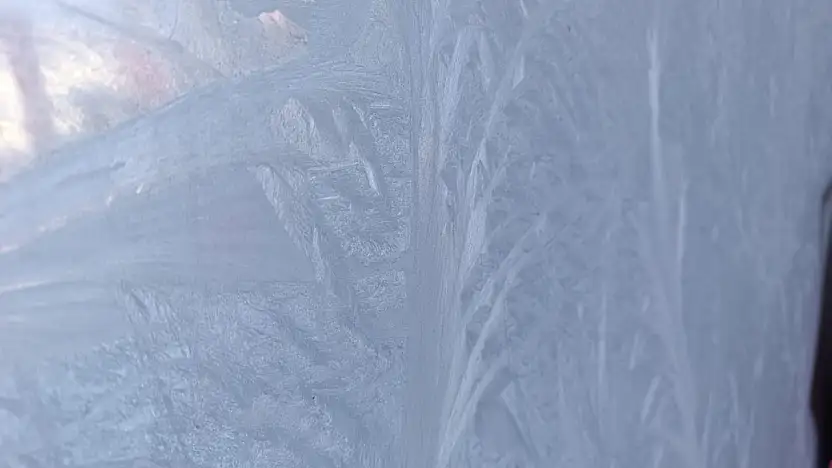 Ağrı'nın soğuğu esnafın camlarını buzla kapladı