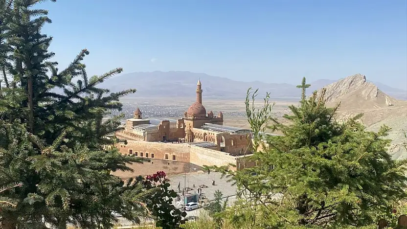 Ağrı'nın tarihi mirası turistlerin ilgisini çekiyor