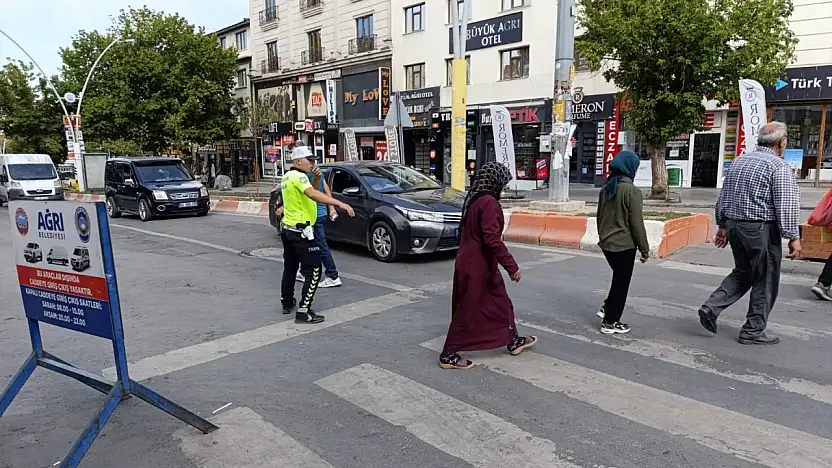 Ağrı'nın trafiğinde yaya güvenliği için polis ekipleri devrede