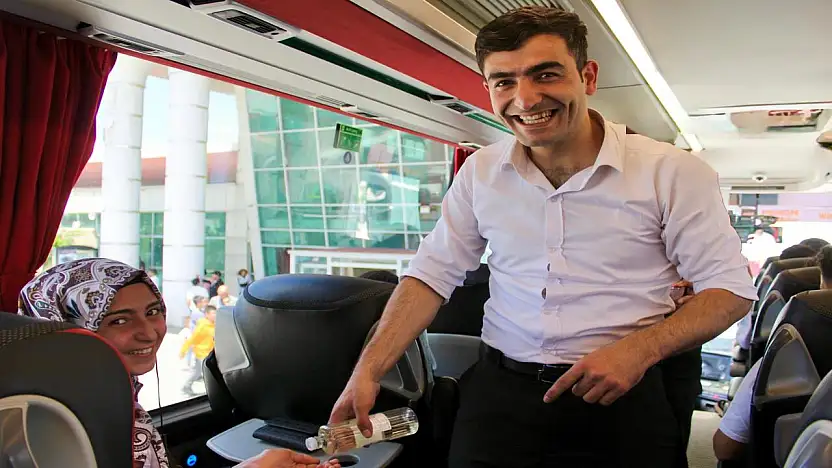 Ağrı otogarında bayram yoğunluğu: Şeker ve güler yüz eksik olmadı