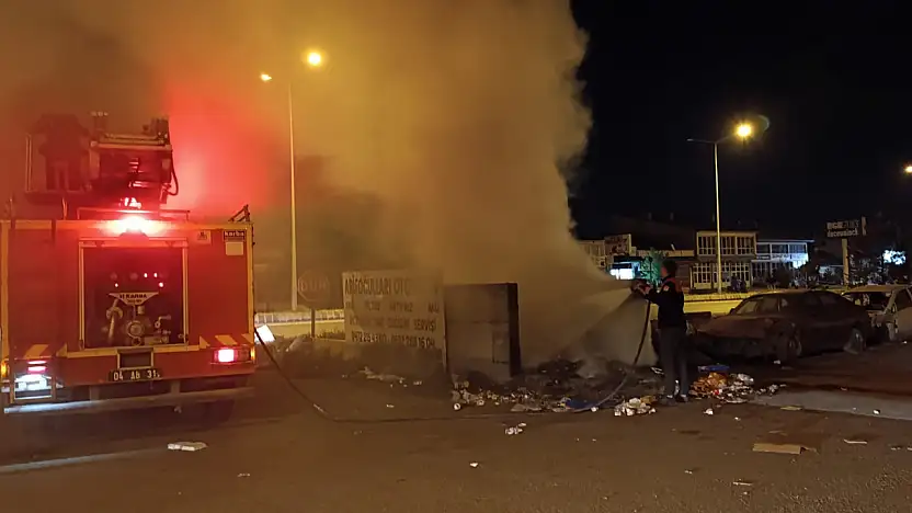 Ağrı Sanayi Sitesi'nde çıkan çöp yangını korkuttu