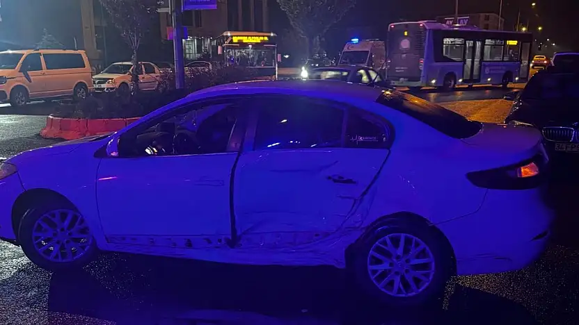 Ağrı şehir merkezinde 3 araç birbirine girdi, sürücü araçta sıkıştı