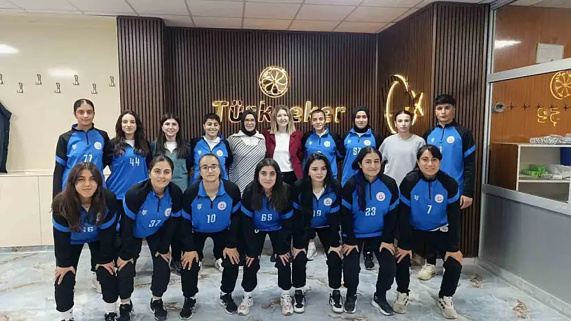 Ağrı Şeker Fabrikası'ndan kadın futbolculara moral yemeği