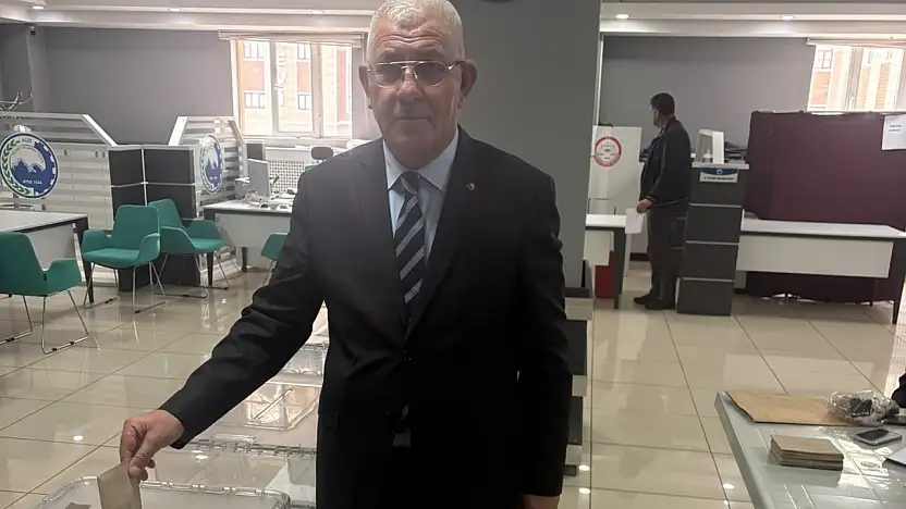 Ağrı Ticaret ve Sanayi Odası'nda başkanlık seçimi başladı: İlk oy Mehmet Erat'tan