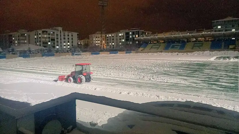 Ağrı'nın stadyumunda ekipler gece mesaisi yaptı