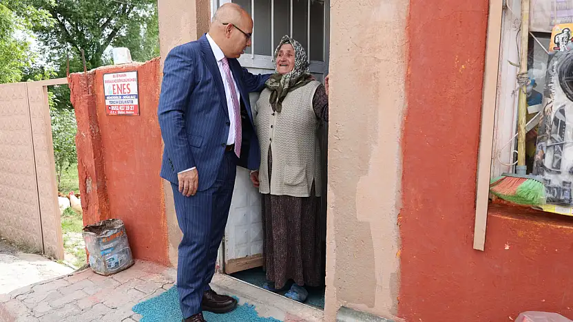 Ağrı Valisi makam aracını durdurarak o teyzenin yanına gitti