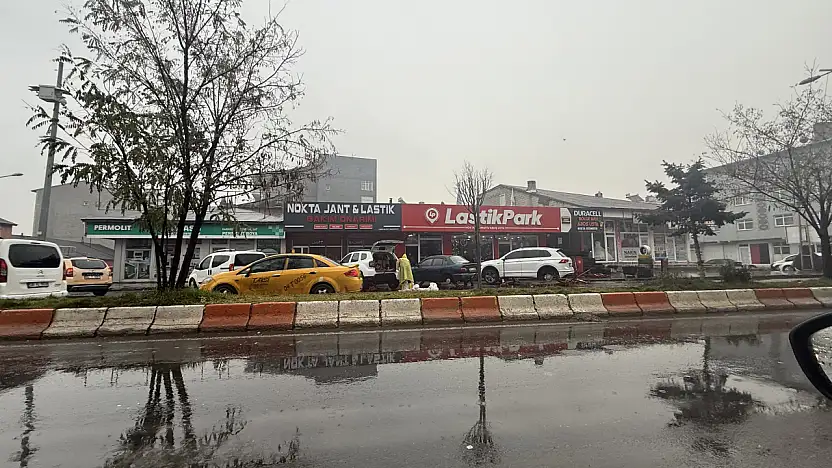 Ağrı yeni aya yağmurla uyandı: Kış lastiği mesaisi devam etti