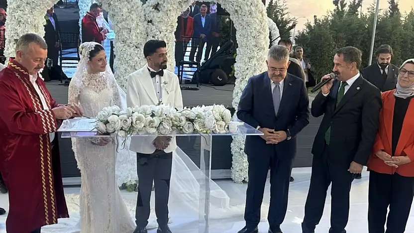 Ağrılı başkanın oğlunun düğününde nikâh cüzdanını Ağrılı vekil verdi