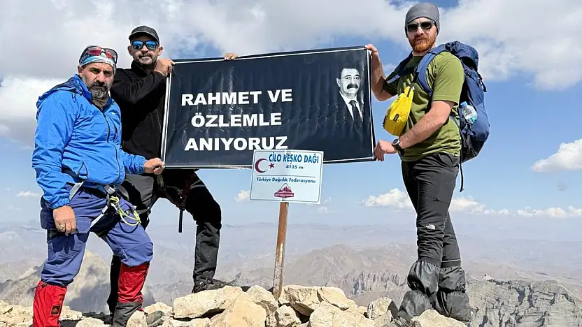 Ağrılı dağcılar Mehmet Akkuş'un anısını 4 bin 135 metreye taşıdı