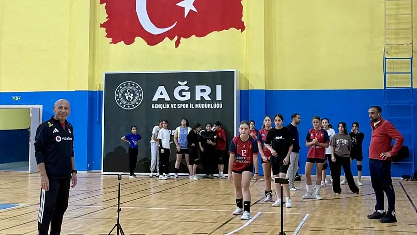 Ağrılı genç kızlar ay-yıldızlı forma için ter döktü