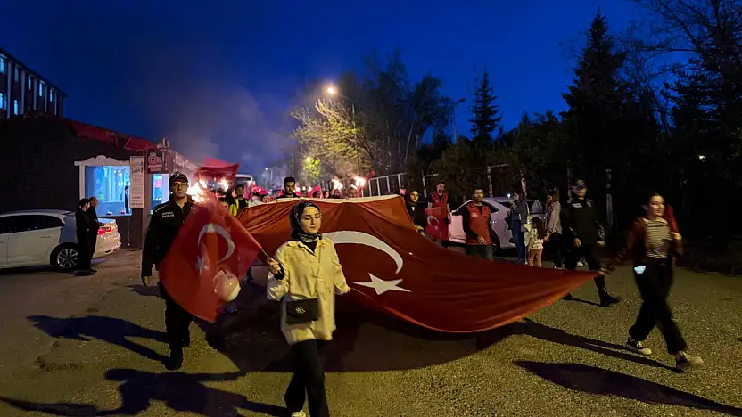 Ağrılı gençler şehri aydınlattı 19 Mayıs coşkusu sokaklara taştı