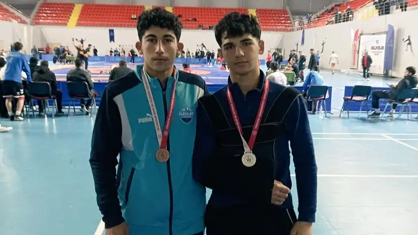 Ağrılı güreşçiler Trabzon'dan madalyalarla döndü