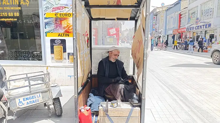 Ağrılı Hanifi Usta 20 yıldır boyadığı ayakkabılarla bayrama hazırlanıyor