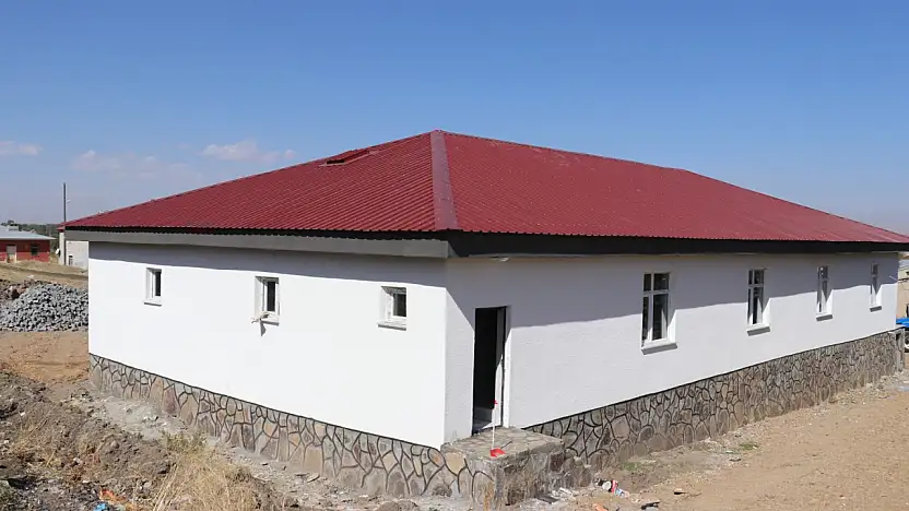 Ağrılı iş insanı anne ve babası için köye taziye evi kazandırdı