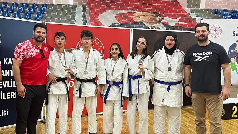 Ağrılı judocular Bingöl'de madalyaları topladı: 5 sporcu yarı final biletini aldı