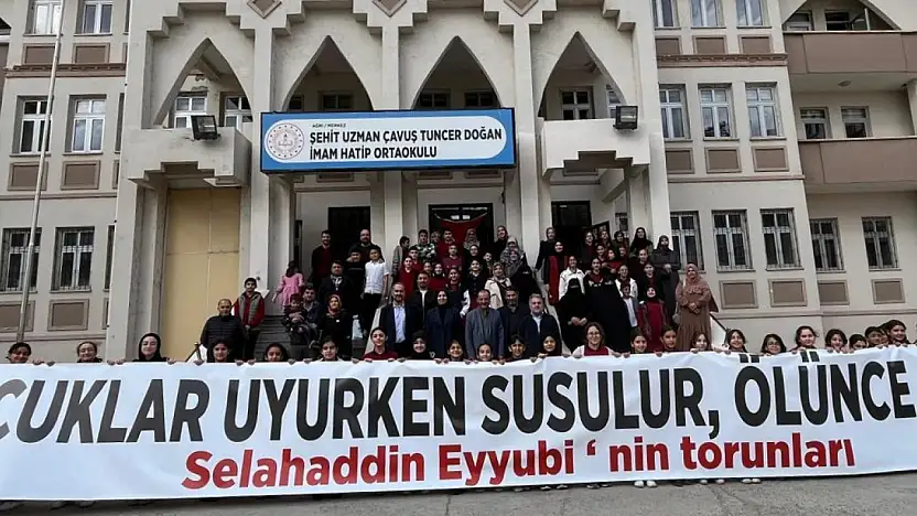 Ağrılı öğrencilerden anlamlı destek: 'Çocuklar Uyurken Susulur, Ölünce Değil'